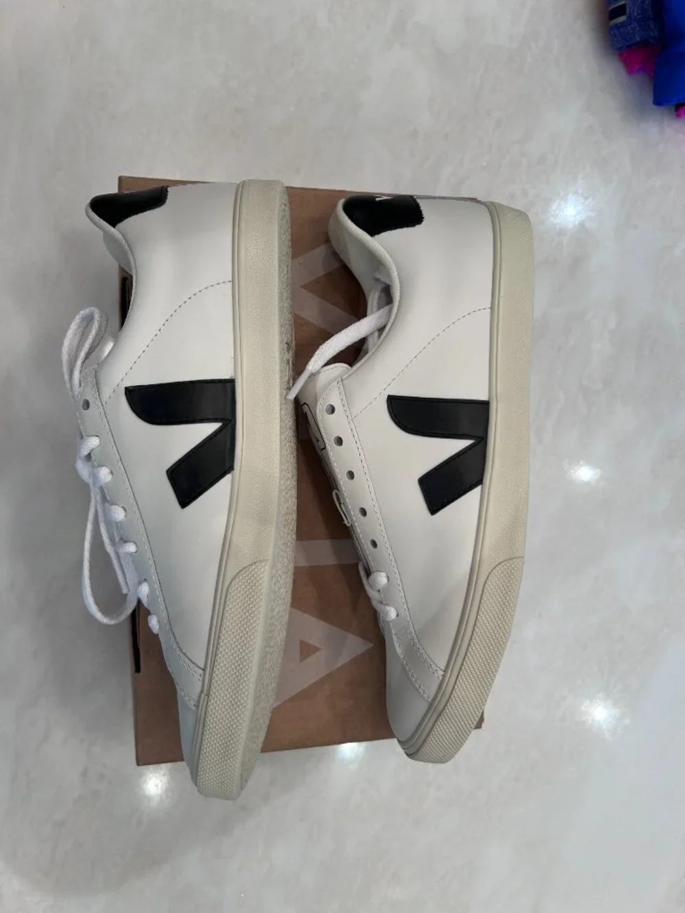 (NWT) Veja Esplar Leather White/Black Sneakers US Size 9 (Brand New, Never Worn)